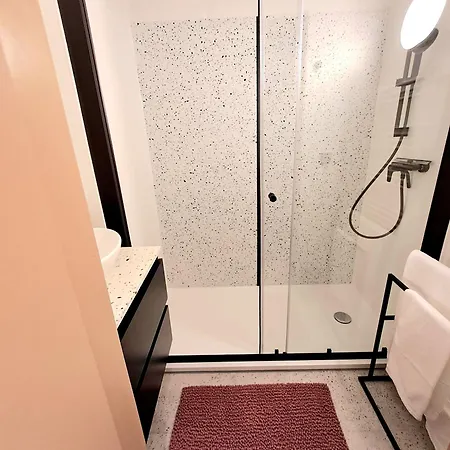 City Centre With Free Parking شقة